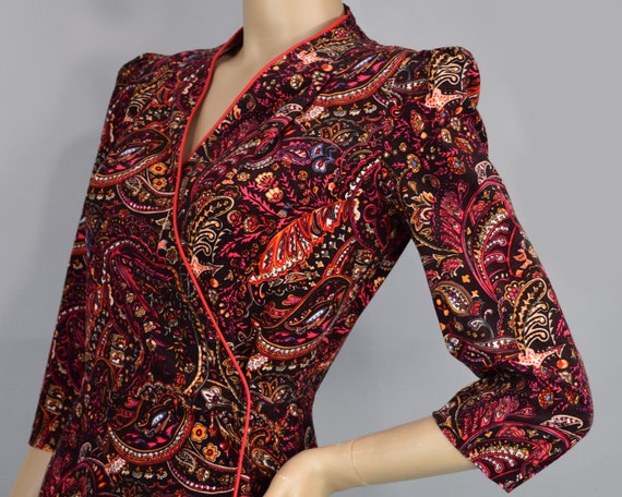 Black & Red Paisley Pattern Vintage 40s Style Rob… - image 7