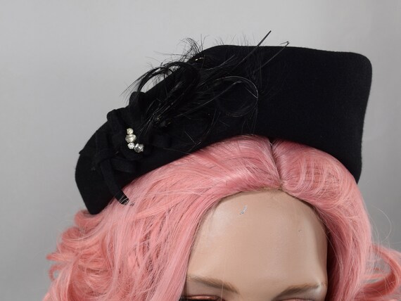 Black Sculpted Vintage 50s Hat with Feather & Bow… - image 9