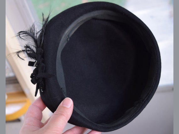 Black Sculpted Vintage 50s Hat with Feather & Bow… - image 10