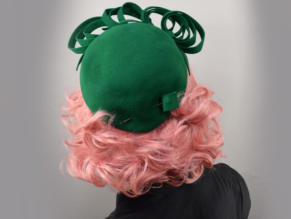 Jewel Green Vintage 40s Hat with Whimsical Loop A… - image 3