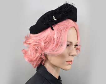 Vintage 1950s Black Patent Hat Bow & Feather Shiny Beret - Etsy display picture 3