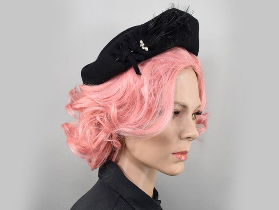 Black Sculpted Vintage 50s Hat with Feather & Bow… - image 1