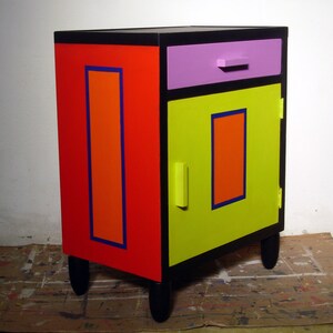 Este artículo se ha VENDIDO. 2 mesitas de noche recicladas, de líneas geométricas esenciales. Pinturas inspiradas en las geometrías de Mondrian.