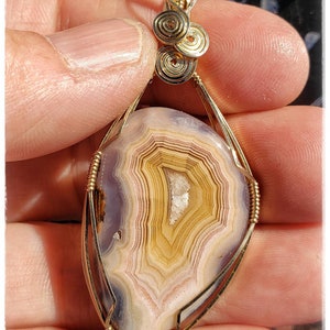 Mexikanischer Coyamito Achat Cabochon ~Medusa~, handgewickelt in 14/20 Gold fill Wire, an einer 18&quot; schwarzen Kordel Halskette.