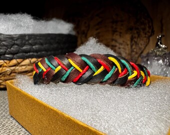Pulsera de cuero trenzado Rasta hecha a mano – Negro, marrón, rojo, amarillo y verde / Brazalete boho reggae vibrante / Cierre de metal – Island Zing