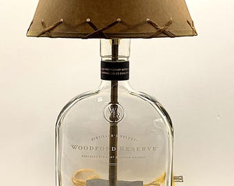 Lámpara de mesa Woodford Reserve de 1.75 L con base de madera y bombilla LED. Ideal para escritorios, bares, pubs y salas de estar.