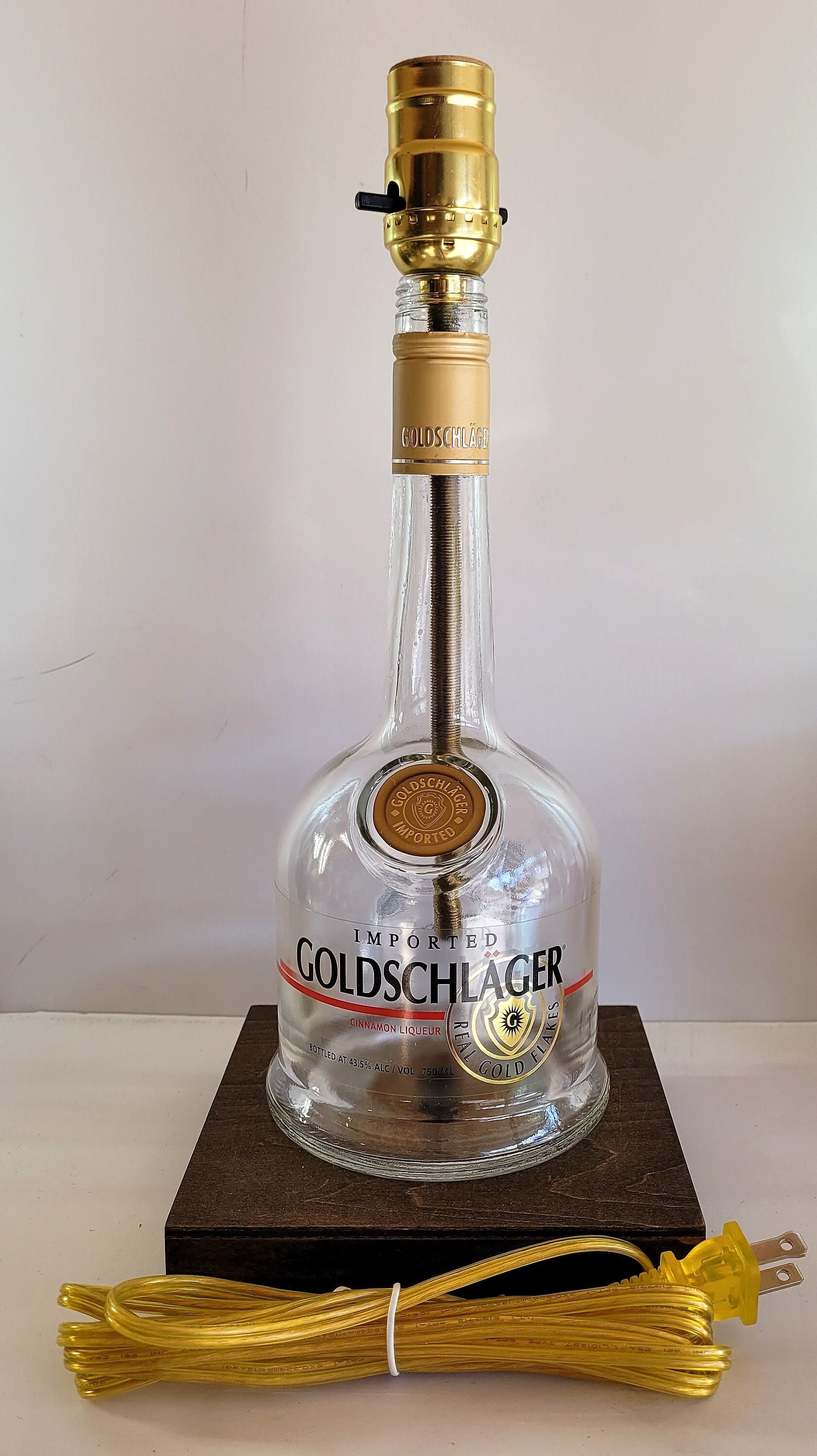 Пару постеров старой рекламы алкоголя. Ликеры  Goldschlager История,Алкоголь,Ликеры,Реклама