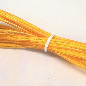 Puede incluir: Un cable el&eacute;ctrico amarillo con un enchufe de dos clavijas.