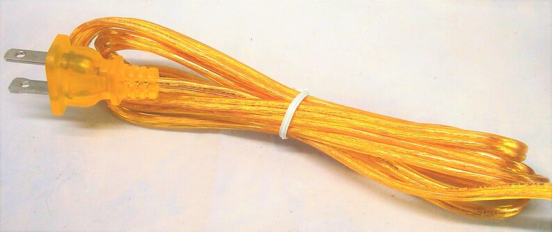 Puede incluir: Un cable el&eacute;ctrico amarillo con un enchufe de dos clavijas.