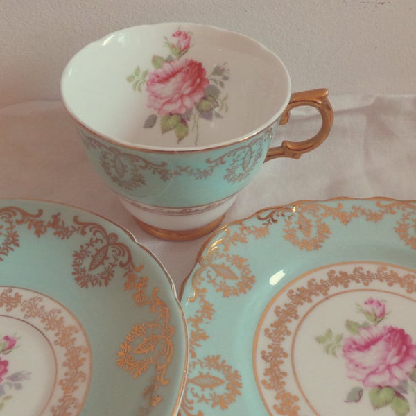 Très joli vintage Leonard St Pottery Turquoise Blue and Gold Floral English Bone China Tea Set trio, thé de l’après-midi, service à thé vintage