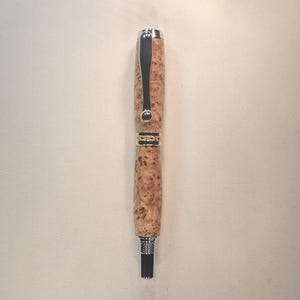 Jr.Gentleman Tintenroller mit Gold und Elm Maserholz Oberfläche. (44)