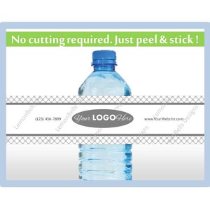 Puede incluir: Una botella de agua de pl&aacute;stico azul con una etiqueta blanca que dice "No se necesita cortar. &iexcl;Solo despegar y pegar!" y tiene el texto "LemonBells (123) 456-7899 LemonBells Your LOGO Here www.YourWebsite.com Bells Designs" en ella.