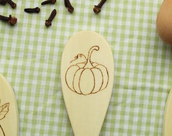 Cuchara para hornear con forma de calabaza grabada en madera