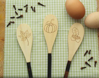 Juego de 3 cucharas de repostería otoñales con diseño de calabaza, hoja de arce y bellotas grabadas en madera.