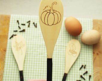 Cuchara para hornear con forma de calabaza, calabaza quemada en madera, hoja de arce o bellotas.