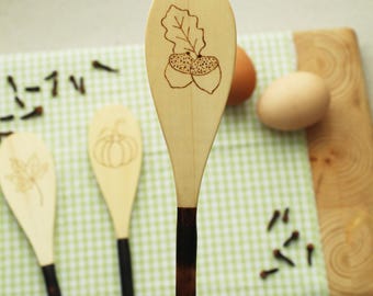 Cuchara para hornear con forma de bellota, calabaza quemada en madera, hoja de arce o bellotas.