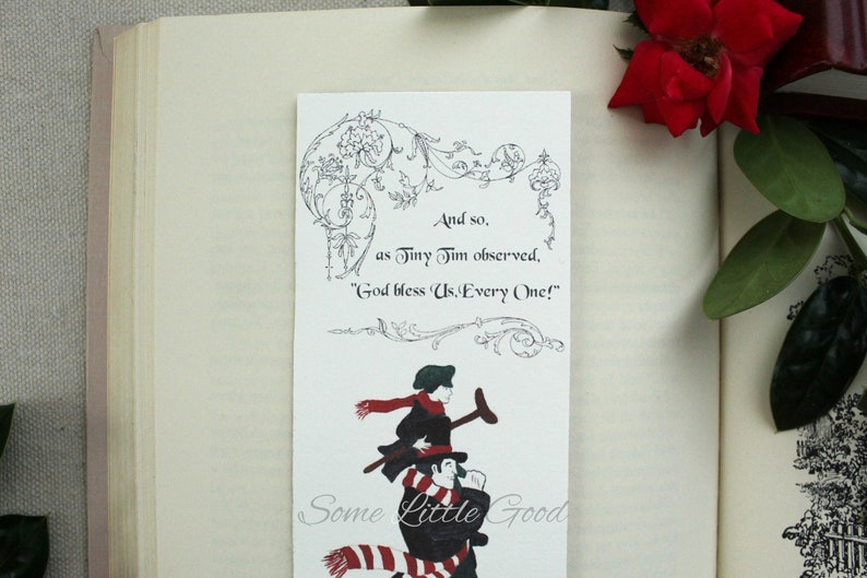 Pode incluir: Um marcador de p&aacute;gina preto e branco com uma cita&ccedil;&atilde;o de "Um Conto de Natal" de Charles Dickens. A cita&ccedil;&atilde;o diz: "E assim, como Tiny Tim observou, "Deus nos aben&ccedil;oe a todos!" O marcador de p&aacute;gina tem uma borda decorativa e uma ilustra&ccedil;&atilde;o de duas figuras com roupas de inverno.