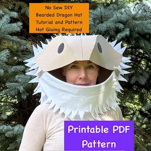 Puede incluir: Un sombrero de dragón barbudo de color beige y blanco con un diseño de cuello con púas. El sombrero incluye el texto: No Sew DIY Bearded Dragon Hat Tutorial and Pattern Hot Gluing Required, y Printable PDF Pattern.