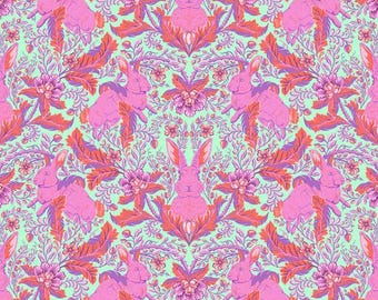 Hoppy Go Lucky in Blossom per la gamma Full Moon Forest 2 di Tula Pink
