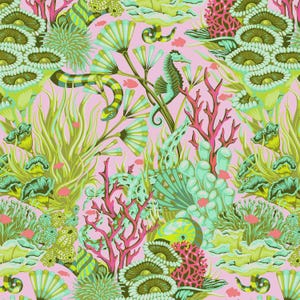 Può includere: Un motivo vibrante e ripetitivo con una scena sottomarina. Il design include cavallucci marini, coralli e piante marine in tonalità di verde, rosa e blu su uno sfondo rosa chiaro. L'opera d'arte ha uno stile illustrativo stravagante.