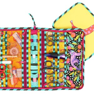 Può includere: Borsa aperta con cerniera e più scomparti per riporre gli accessori per cucire e per l'artigianato. La borsa è realizzata in tessuto bianco e nero con un motivo floreale colorato e un bordo rosa e turchese. La borsa è aperta per rivelare una varietà di strumenti, tra cui forbici, aghi, filo e altri accessori per cucire.