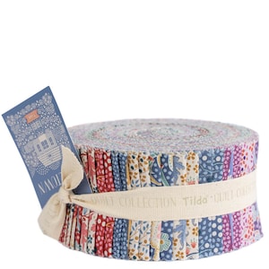 Puede incluir: Un rollo de tiras de tela con varios patrones florales y geométricos en tonos azul, morado, rojo y crema. El rollo está asegurado con una cinta de color crema e incluye una etiqueta azul con el texto blanco Tilda Town impreso.
