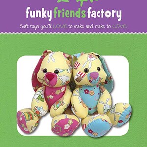 Peut inclure: Deux lapins de Pâques en peluche de 38 cm. Un lapin est jaune avec des accents roses et l'autre est jaune avec des accents bleus. Les deux lapins ont des oreilles blanches et sont faits de tissu patchwork avec différents motifs.