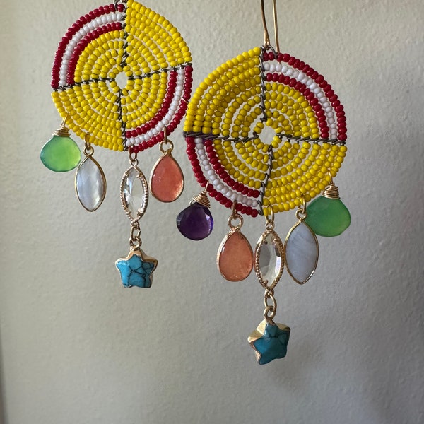 Brincos massai amarelos