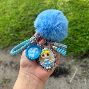 Cenicienta llavero princesa llavero joyería Cenicienta muñeca 3D llavero para niñas o mujeres bolso encanto llavero porcelana