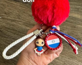LLavero de la República de Paraguay bandera de país hecho a mano 3D muñeca pompón llavero llavero llavero encanto azul llavero bolso encanto