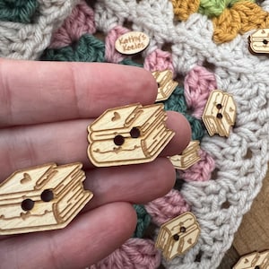 RTS - BOOK Stack w/ HEART Buttons /Birch wood/ laser cut and engraved / 4, 10 or 25 buttons / Crochet, Knitting, Sewing
