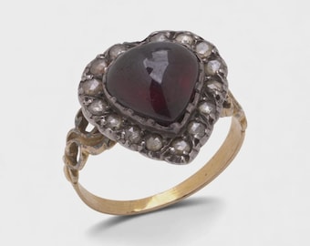 Anillo georgiano de oro de 15 quilates con granate en forma de corazón y diamante talla rosa, circa 1800.