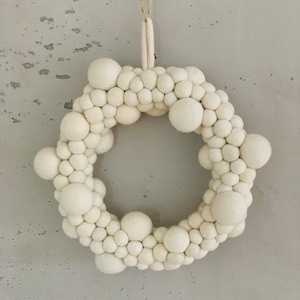 Großer Desing Türkranz Cremeweiss Advent- Weihnachten- Frühling- Tischkranz- Filzkugelkranz- Kranz-Wollfilz-Filzkugeln- Wunderschön