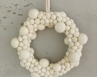 Large design door wreath cream white spring-Easter-spring-table wreath-felt ball wreath-wreath-wool felt-felt balls-felt balls-beautiful