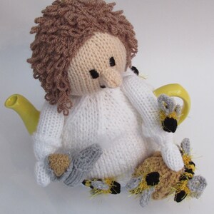 Beekeeper Tea Cosy Knitting Pattern image 7