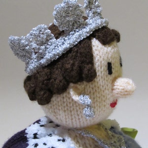 Her Majesty The Queen Tea Cosy Knitting Pattern image 2