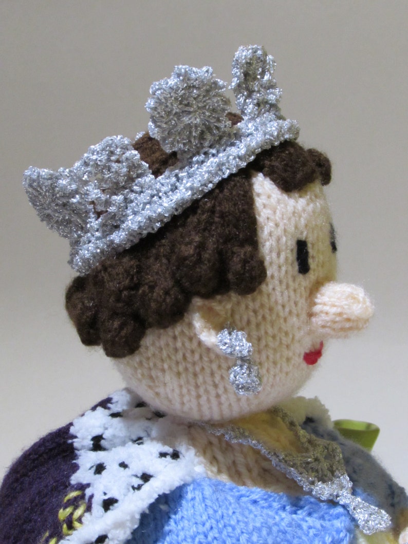 Her Majesty The Queen Tea Cosy Knitting Pattern image 2