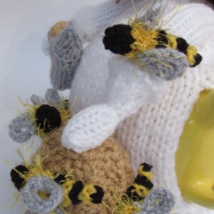 Beekeeper Tea Cosy Knitting Pattern image 6