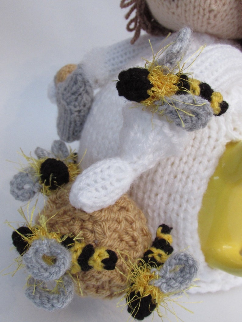 Beekeeper Tea Cosy Knitting Pattern image 6