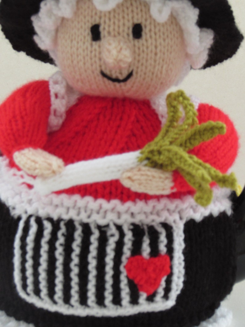 Welsh Lady Tea Cosy Knitting Pattern image 4