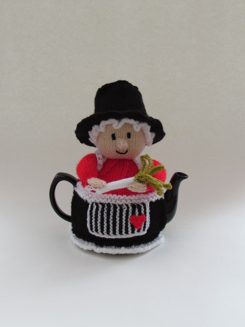 Welsh Lady Tea Cosy Knitting Pattern image 1