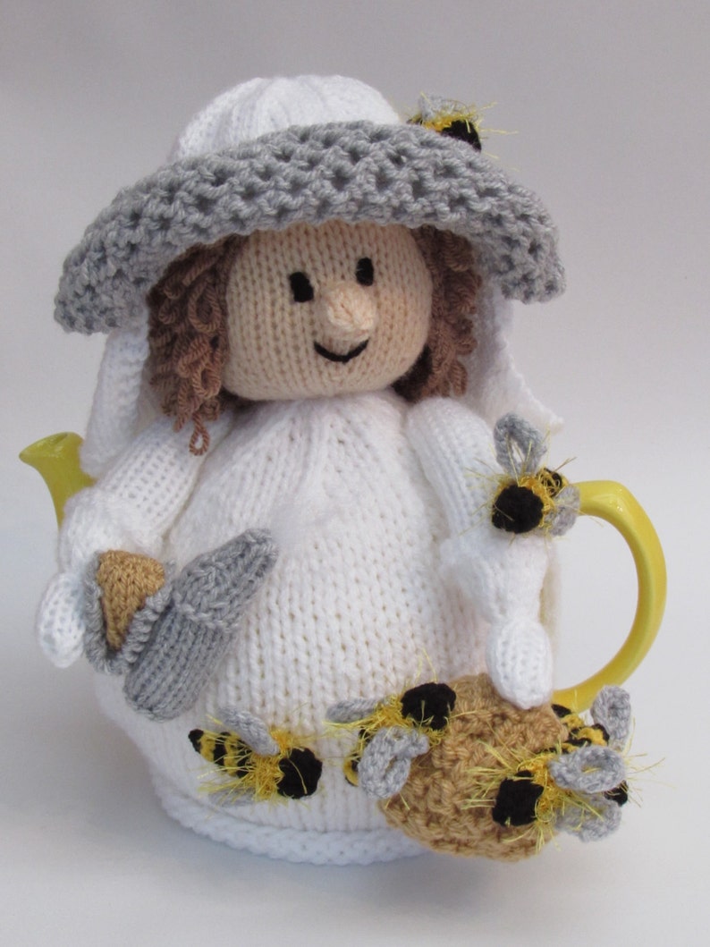 Beekeeper Tea Cosy Knitting Pattern image 1