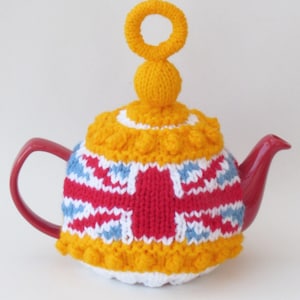 Wzór na czapeczkę Union Jack Tea Cosy do samodzielnego zrobienia na drutach podgrzewacza do czajnika inspirowanego flagą brytyjską - idealny na królewskie okazje i wydarzenia sportowe