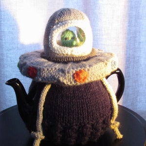 Alien Spaceship Tea Cosy Knitting Pattern image 10