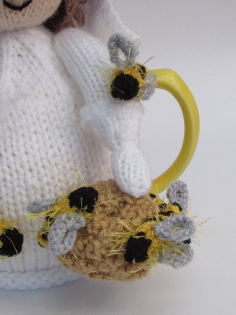 Beekeeper Tea Cosy Knitting Pattern image 4