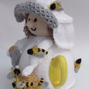 Beekeeper Tea Cosy Knitting Pattern image 3