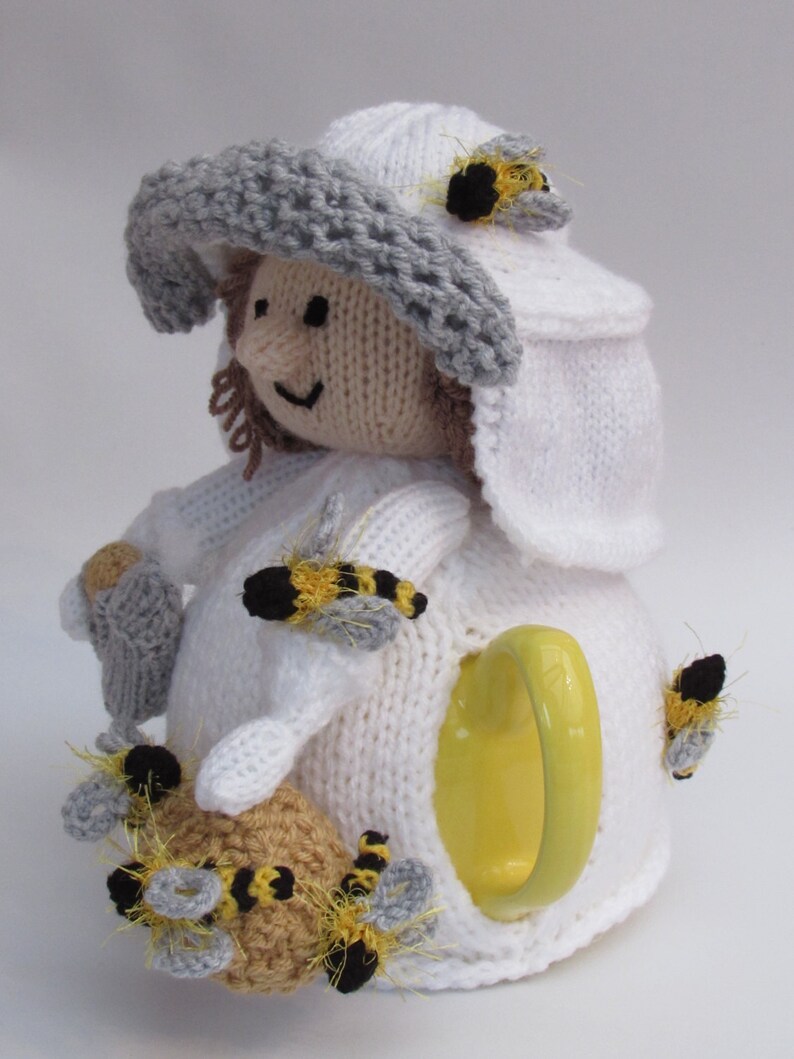 Beekeeper Tea Cosy Knitting Pattern image 3