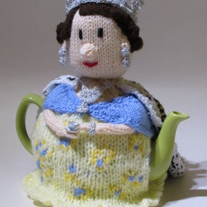 Her Majesty The Queen Tea Cosy Knitting Pattern image 1