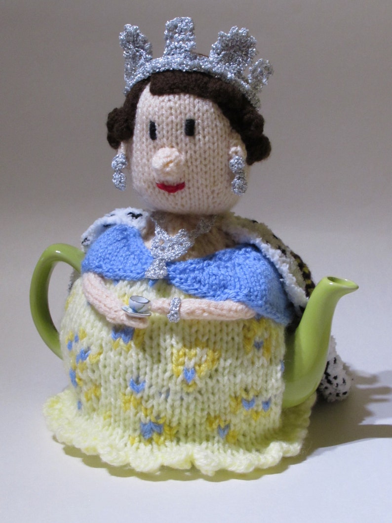 Her Majesty The Queen Tea Cosy Knitting Pattern image 1