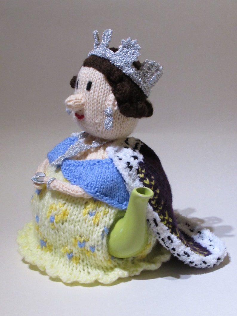 Her Majesty The Queen Tea Cosy Knitting Pattern image 4